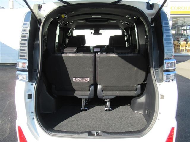 ヴォクシー ＺＳ　煌　地上デジタル　ＴＳＳ　両側パワードア　アイドリングストップ車　パワーウィンド　横滑防止　ＤＶＤ可　盗難防止装置　スマートエントリー　Ｂカメラ　ＡＵＸ　ＬＥＤヘッドライト　メモリーナビ　３列シート　ＡＷ（17枚目）