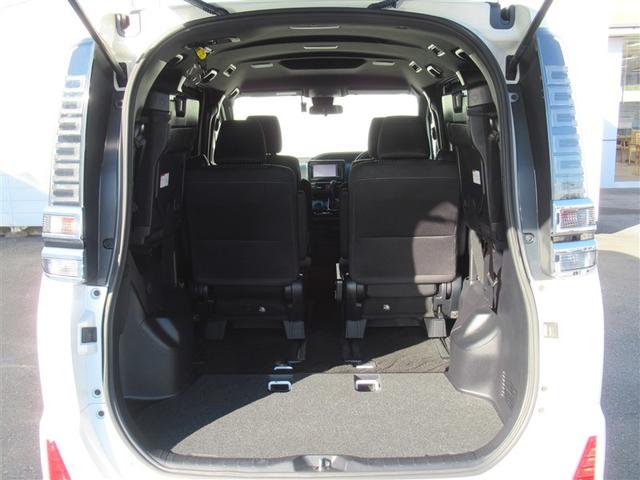 ヴォクシー ＺＳ　煌　地上デジタル　ＴＳＳ　両側パワードア　アイドリングストップ車　パワーウィンド　横滑防止　ＤＶＤ可　盗難防止装置　スマートエントリー　Ｂカメラ　ＡＵＸ　ＬＥＤヘッドライト　メモリーナビ　３列シート　ＡＷ（19枚目）