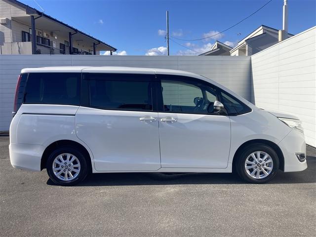 ノア ハイブリッドＧ　Ｒカメラ　スマートキー＆プッシュスタート　ＬＥＤへッドライト　地デジ　イモビライザー　記録簿有　パワーウインドウ　アルミ　エアバッグ　横滑り防止　ＤＶＤ再生機能　パワステ　ナビＴＶ　ドライブレコーダー（8枚目）