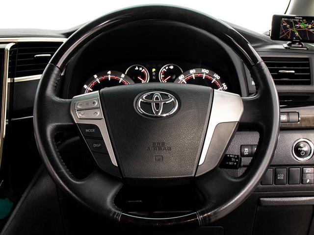 使いやすさや安全性を追求したステアリング周り！インパネ周りにスイッチ類が多いのも特徴ですね！考え尽くされた配置ですぐに使いこなす事が出来ますのでご安心下さい！是非、体感してみて下さい！