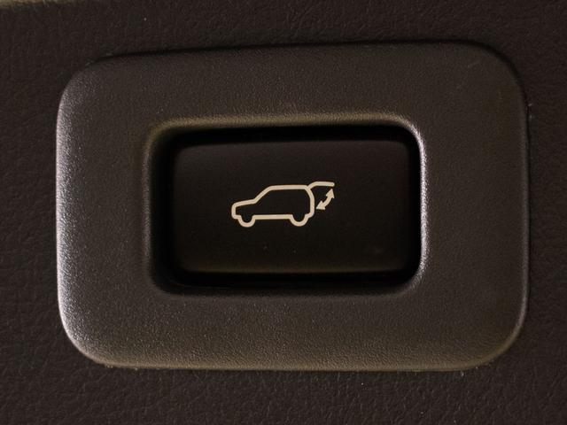 スイッチ操作でトランクリッドの自動開閉が行えます。電子キー本体のワイヤレス機能や運転席のスイッチからでもオープン操作が可能です！高級車ならではの快適装備です！！