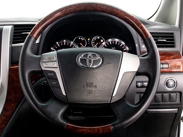 革巻きに加えウッド搭載のウッドコンビハンドル搭載！！グレードにより標準設定となりますが、王道の大人気装備の一つです！！見た目もカッコよくハンドリングのしやすさも御座います！！