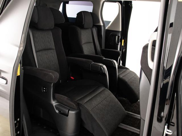 エグゼクティブシートパッケージではセカンドシートは個別シートになっています。左右に肘置きがあり、フィット感がとてもあり、車が左右に曲がるときでも身体が揺られることが少ないです。