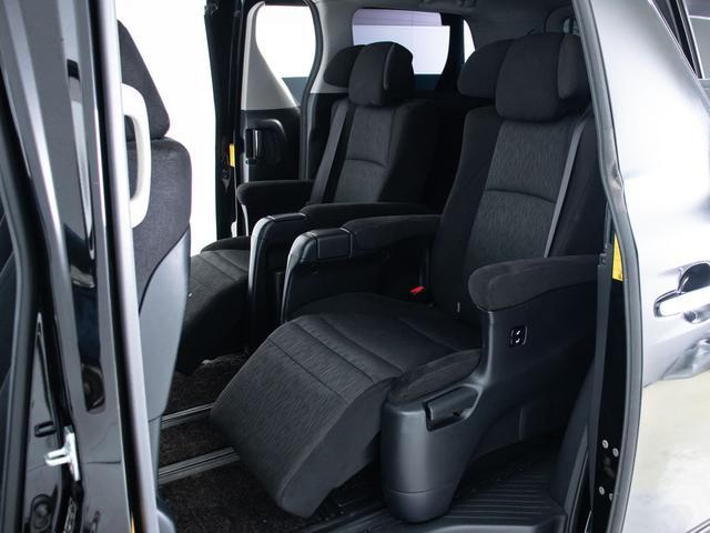 エグゼクティブシートパッケージではセカンドシートは個別シートになっています。左右に肘置きがあり、フィット感がとてもあり、車が左右に曲がるときでも身体が揺られることが少ないです。