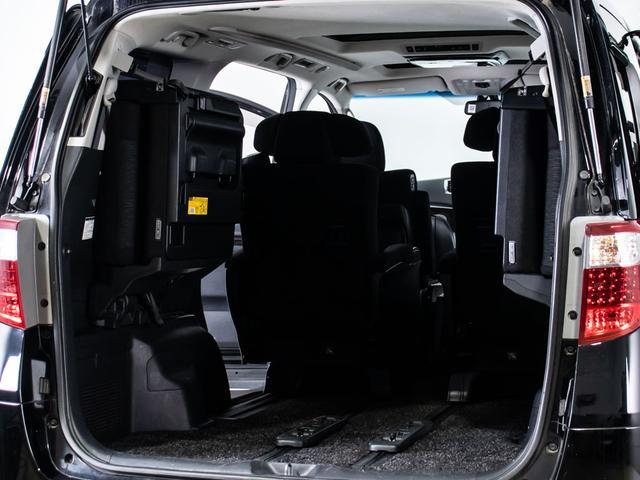 ラゲッジスペースも広々しています！サードシートの背もたれは跳ね上げ式となり、長尺物でも積み込みが楽々です。