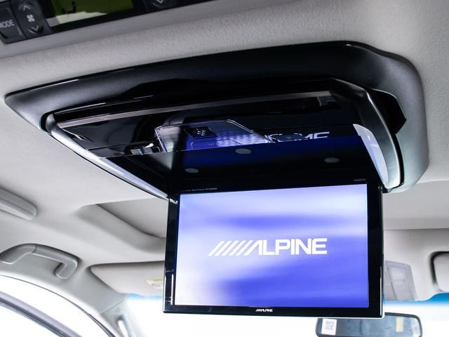 後席フリップダウンモニター装備！後席の方も一緒にご覧になれます！ドライブも大勢で楽しく行けますね！