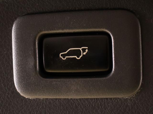 スイッチ操作でトランクリッドの自動開閉が行えます。電子キー本体のワイヤレス機能や運転席のスイッチからでもオープン操作が可能です！高級車ならではの快適装備です！！