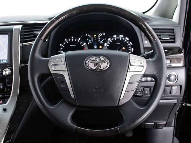 革巻きに加えウッド搭載のウッドコンビハンドル搭載！！グレードにより標準設定となりますが、王道の大人気装備の一つです！！見た目もカッコよくハンドリングのしやすさも御座います！！