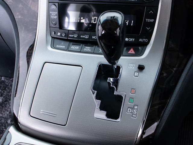 運転席と助手席のエアコン温度をそれぞれ変えられるデュアル式エアコン搭載！！