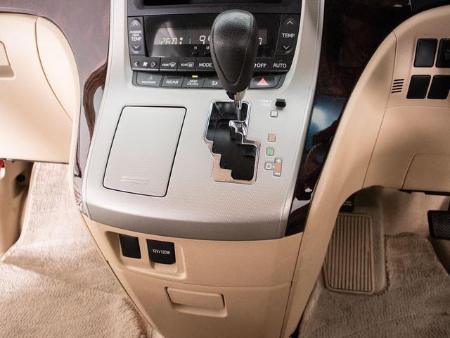 アルファード ２４０Ｘ　（禁煙車）（アースグリーンカスタム車両）（８人乗りフルフラットシート）（両側自動ドア）後席モニター／純正ＳＤナビ／バックカメラ／クリアランスソナー／ビルトインＥＴＣ／Ｂｌｕｅｔｏｏｔｈ接続／フルセグ（15枚目）