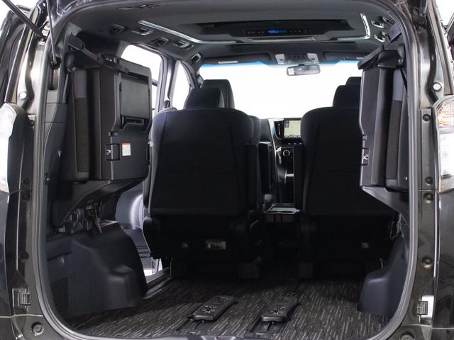 ラゲッジスペースも広々しています！サードシートの背もたれは跳ね上げ式となり、長尺物でも積み込みが楽々です。