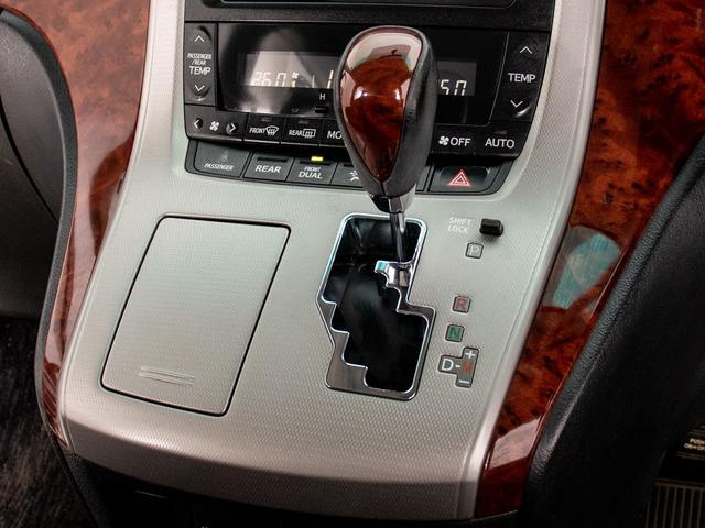 ヴェルファイア ２．４Ｚ　プラチナムセレクション　（特別仕様車）（両側電動スライドドア）（パワーバックドア）（専用アルカンターラシート）クリアランスソナー／ＨＤＤナビゲーション／コンビハンドル／フルセグＴＶ／Ｂｌｕｅｔｏｏｔｈ接続／後席モニター／（31枚目）