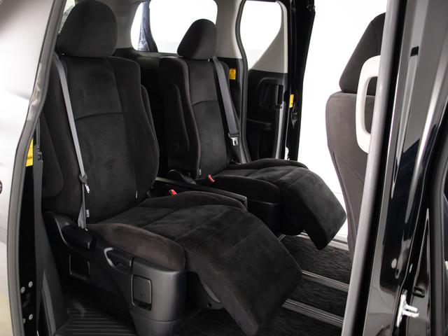 後席オットマン搭載！！足を伸ばしても当たらない？？そんな快適特別空間です！！車内は抗菌オゾンクリーニング済みの良好な１台で御座います！！
