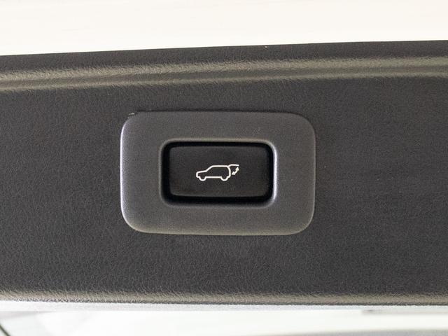 スイッチ操作でトランクリッドの自動開閉が行えます。電子キー本体のワイヤレス機能や運転席のスイッチからでもオープン操作が可能です！高級車ならではの快適装備です！！