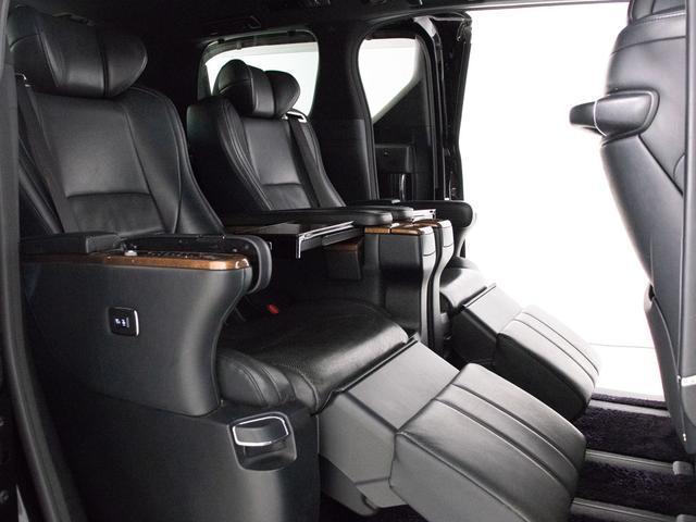 エグゼクティブラウンジシート！専用セミアニリン本革シート！電動調整できるパワーリクライニング＆オットマンをはじめ、首回りの負担を軽減する角度調整式の大型ヘッドレスト完備！