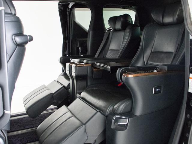 エグゼクティブラウンジシート！専用セミアニリン本革シート！電動調整できるパワーリクライニング＆オットマンをはじめ、首回りの負担を軽減する角度調整式の大型ヘッドレスト完備！