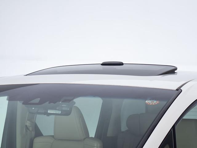 稀少装備サンルーフ搭載！！全国的にも数が少なく希少性の高い装備の一つです。フルオープンやチルトアップも可能！！ドライブをさらに快適にしてくれる装備の一つです！！