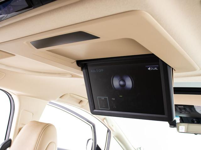 後席フリップダウンモニター装備！後席の方も一緒にご覧になれます！ドライブも大勢で楽しく行けますね！