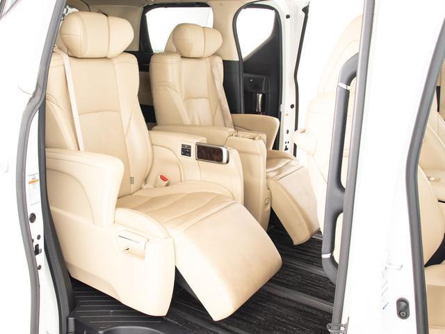 エグゼクティブシートパッケージではセカンドシートは個別シートになっています。左右に肘置きがあり、フィット感がとてもあり、車が左右に曲がるときでも身体が揺られることが少ないです。
