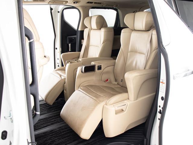 エグゼクティブシートパッケージではセカンドシートは個別シートになっています。左右に肘置きがあり、フィット感がとてもあり、車が左右に曲がるときでも身体が揺られることが少ないです。