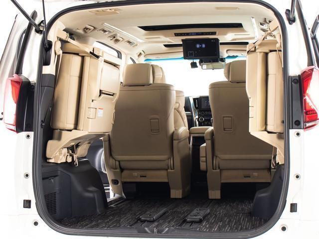 ラゲッジスペースも広々しています！サードシートの背もたれは跳ね上げ式となり、長尺物でも積み込みが楽々です。