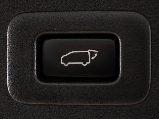 スイッチ操作でトランクリッドの自動開閉が行えます。電子キー本体のワイヤレス機能や運転席のスイッチからでもオープン操作が可能です！高級車ならではの快適装備です！！