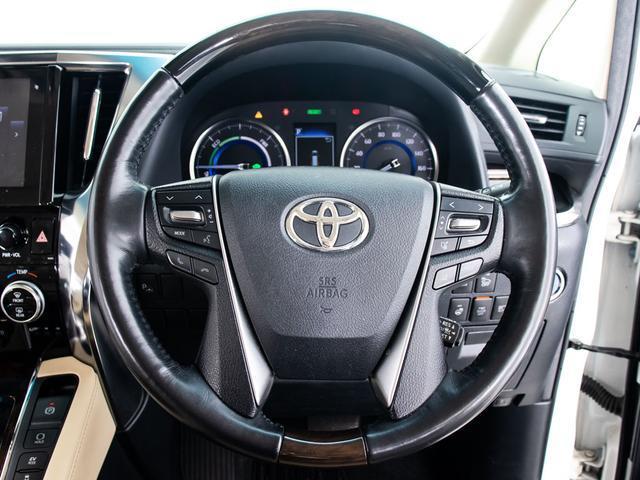 革巻きに加えウッド搭載のウッドコンビハンドル搭載！！グレードにより標準設定となりますが、王道の大人気装備の一つです！！見た目もカッコよくハンドリングのしやすさも御座います！！