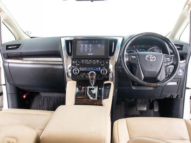 使いやすさや安全性を追求したステアリング周り！インパネ周りにスイッチ類が多いのも特徴ですね！考え尽くされた配置ですぐに使いこなす事が出来ますのでご安心下さい！是非、体感してみて下さい！