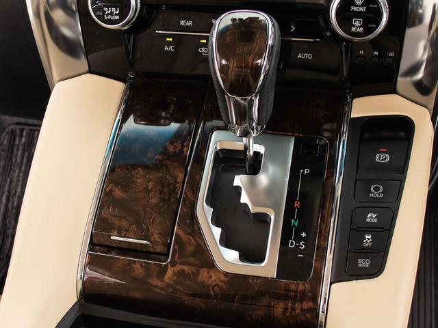 運転席と助手席のエアコン温度をそれぞれ変えられるデュアル式エアコン搭載！！