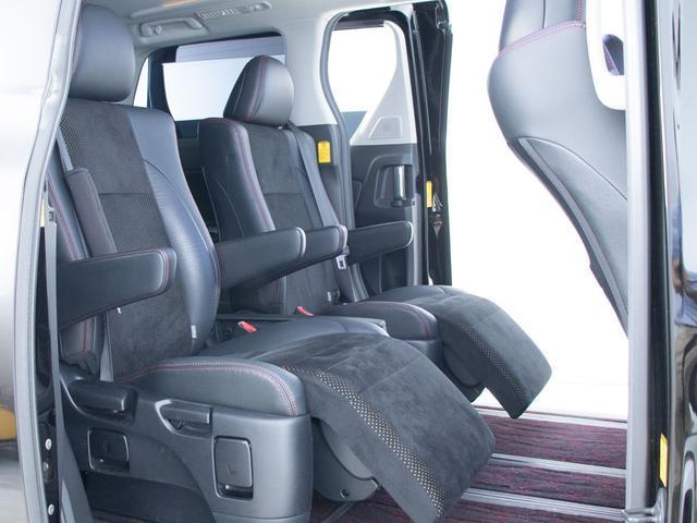セカンドシートは７人乗りのキャプテンシートタイプとなっております！オットマンも装備してますので、足を伸ばしくつろぐ事が出来ます！