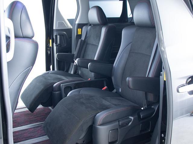 セカンドシートは７人乗りのキャプテンシートタイプとなっております！オットマンも装備してますので、足を伸ばしくつろぐ事が出来ます！