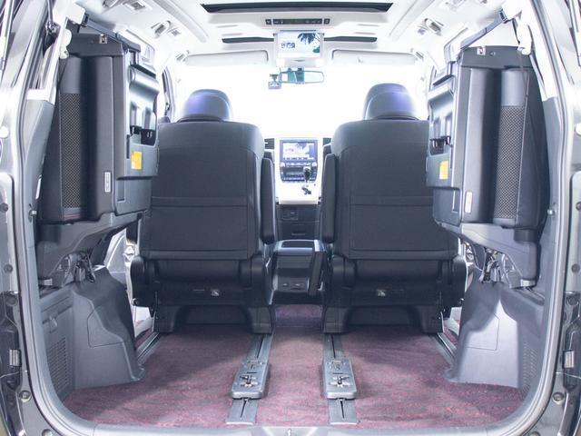 ラゲッジスペースも広々しています！サードシートの背もたれは跳ね上げ式となり、長尺物でも積み込みが楽々です。
