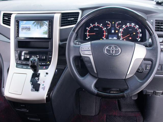 使いやすさや安全性を追求したステアリング周り！インパネ周りにスイッチ類が多いのも特徴ですね！考え尽くされた配置ですぐに使いこなす事が出来ますのでご安心下さい！是非、体感してみて下さい！