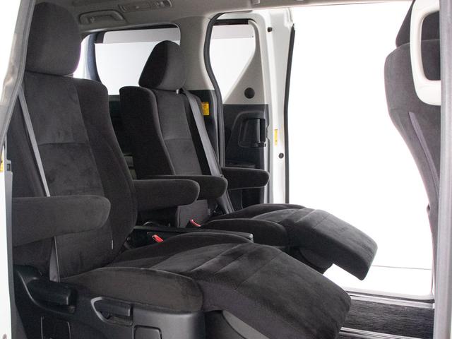 後席オットマン搭載！！足を伸ばしても当たらない？？そんな快適特別空間です！！車内は抗菌オゾンクリーニング済みの良好な１台で御座います！！