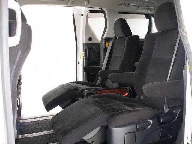 セカンドシートは７人乗りのキャプテンシートタイプとなっております！オットマンも装備してますので、足を伸ばしくつろぐ事が出来ます！