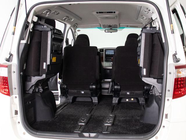 ラゲッジスペースも広々しています！サードシートの背もたれは跳ね上げ式となり、長尺物でも積み込みが楽々です。