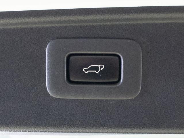 スイッチ操作でトランクリッドの自動開閉が行えます。電子キー本体のワイヤレス機能や運転席のスイッチからでもオープン操作が可能です！高級車ならではの快適装備です！！