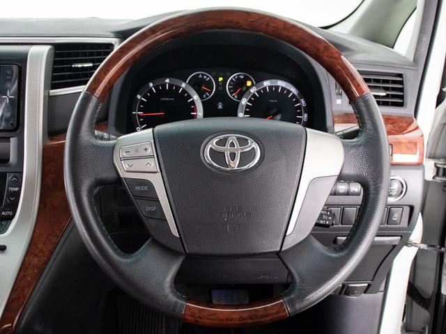 革巻きに加えウッド搭載のウッドコンビハンドル搭載！！グレードにより標準設定となりますが、王道の大人気装備の一つです！！見た目もカッコよくハンドリングのしやすさも御座います！！