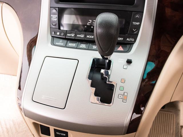 アルファード ２４０Ｘ　（禁煙車）（点検記録簿１０枚）（８人乗りフルフラットシート）（ロクサーニ１９インチアルミ）両側自動ドア／純正ＨＤＤナビ／後席モニター／ベージュ革調シートカバー／バックカメラ／Ｂｌｕｅｔｏｏｔｈ接続（18枚目）