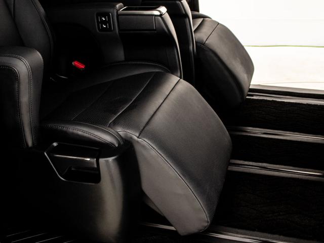 ヴェルファイア ２．５Ｚ　Ｇエディション　（禁煙車）（社外２０インチアルミ）（冷暖房黒革）（純正１０型ナビ）後席モニター／トヨタセーフティセンス／踏み間違い防止装置／３眼ＬＥＤヘッドライト／両側自動ドア／パワーバックドア／エグゼクティブシート（43枚目）