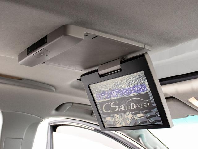 後席フリップダウンモニター装備！後席の方も一緒にご覧になれます！ドライブも大勢で楽しく行けますね！
