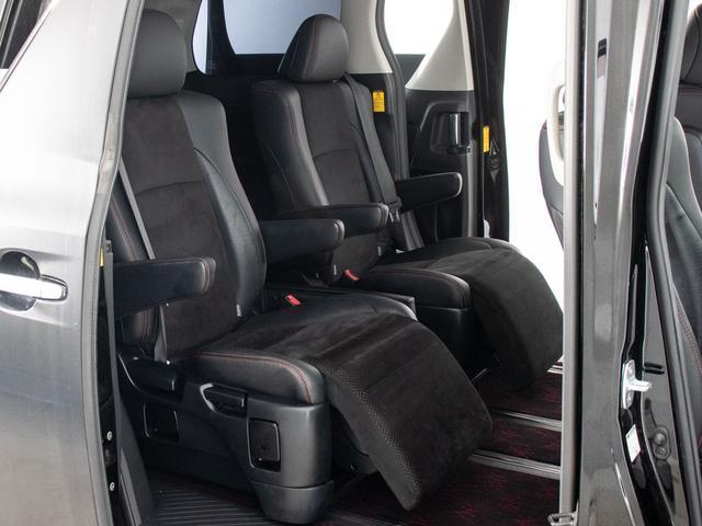 セカンドシートは７人乗りのキャプテンシートタイプとなっております！オットマンも装備してますので、足を伸ばしくつろぐ事が出来ます！