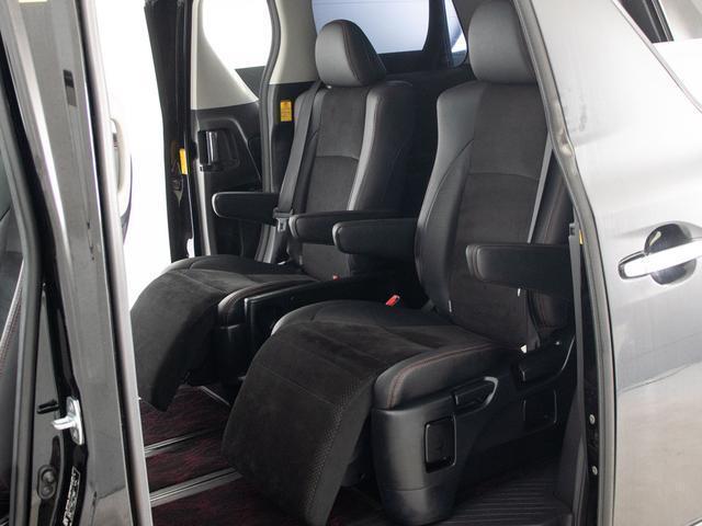 セカンドシートは７人乗りのキャプテンシートタイプとなっております！オットマンも装備してますので、足を伸ばしくつろぐ事が出来ます！