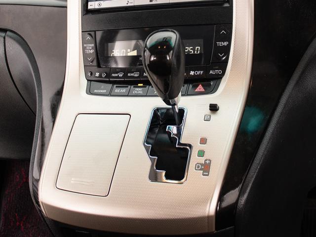 運転席と助手席のエアコン温度をそれぞれ変えられるデュアル式エアコン搭載！！