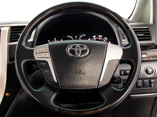 革巻きに加えウッド搭載のウッドコンビハンドル搭載！！グレードにより標準設定となりますが、王道の大人気装備の一つです！！見た目もカッコよくハンドリングのしやすさも御座います！！