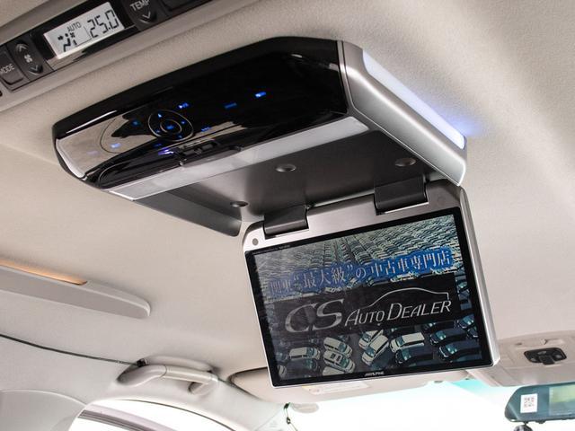 後席フリップダウンモニター装備！後席の方も一緒にご覧になれます！ドライブも大勢で楽しく行けますね！
