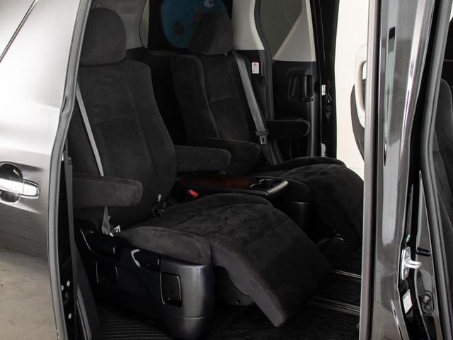 セカンドシートは７人乗りのキャプテンシートタイプとなっております！オットマンも装備してますので、足を伸ばしくつろぐ事が出来ます！