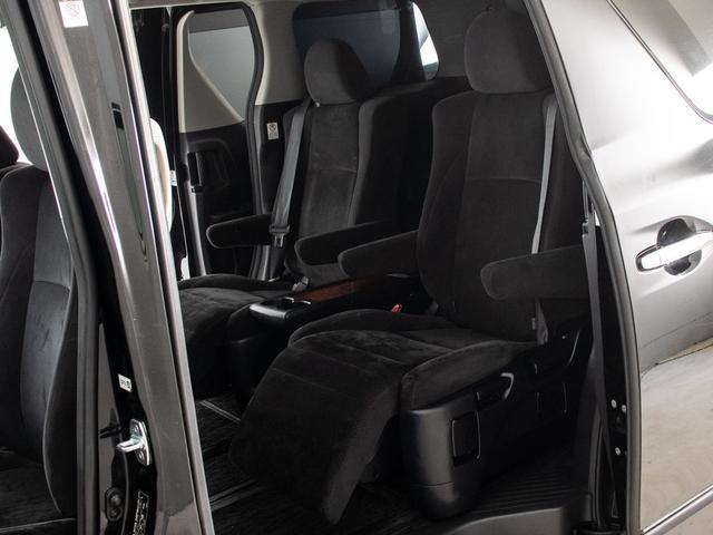 セカンドシートは７人乗りのキャプテンシートタイプとなっております！オットマンも装備してますので、足を伸ばしくつろぐ事が出来ます！