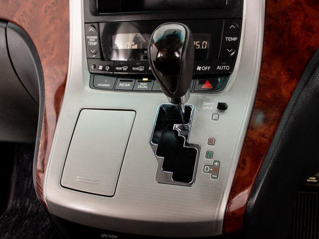 運転席と助手席のエアコン温度をそれぞれ変えられるデュアル式エアコン搭載！！