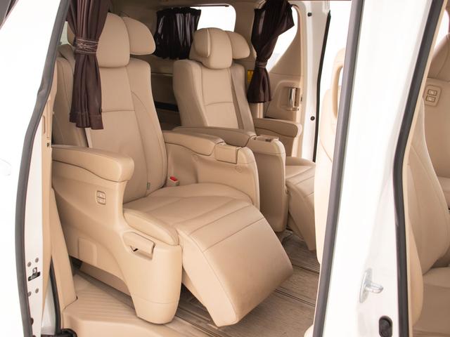 ヴェルファイアハイブリッド Ｖ　Ｌエディション　（禁煙）（サンルーフ）（ベージュ本革）（後席モニター）前車追従レーダークルーズ／衝突被害軽減装置／車線逸脱防止装置／両側自動ドア／パワーバックドア／シートヒーター／エグゼクティブシート／１５００Ｗ給電（28枚目）
